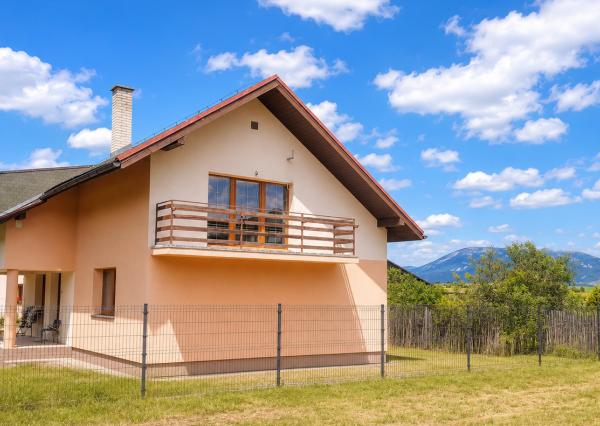 TARGETreal | Na predaj rodinný dom s 2 samostatnými vstupmi a veľkým pozemkom v Turčianskych Tepliciach