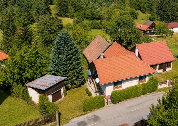 TARGETreal | Na predaj rodinný dom s veľkou záhradou, garážou a hospodárskou budovou v pokojnom prostredí obce Sklené blízko Turčianskych Teplíc