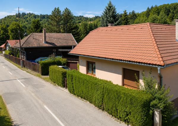 TARGETreal | Na predaj rodinný dom s veľkou záhradou, garážou a hospodárskou budovou v pokojnom prostredí obce Sklené blízko Turčianskych Teplíc
