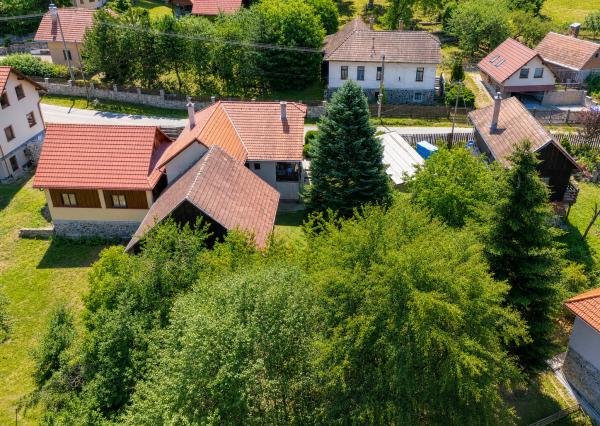 TARGETreal | Na predaj rodinný dom s veľkou záhradou, garážou a hospodárskou budovou v pokojnom prostredí obce Sklené blízko Turčianskych Teplíc