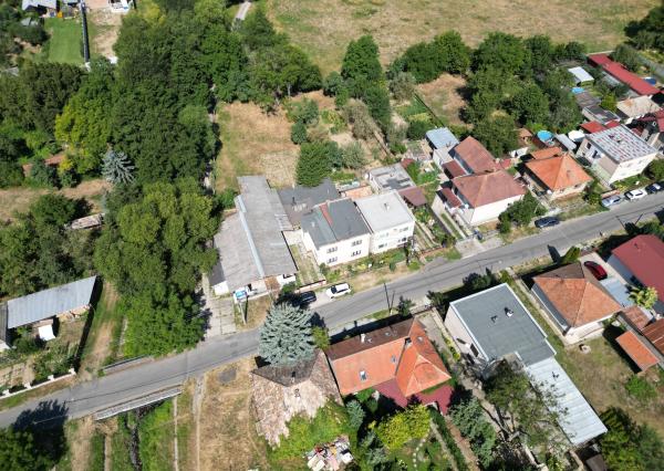 TARGETreal | NA PREDAJ: Rodinný dom s halou na pozemku 1 485 m² - priestor pre bývanie aj podnikanie