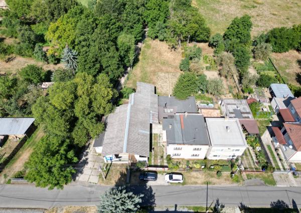 TARGETreal | NA PREDAJ: Prevádzkový areál s halou a rodinným domom na pozemku 1 485 m²