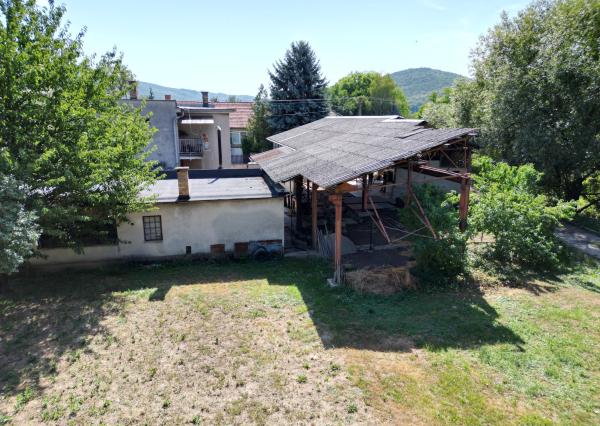TARGETreal | NA PREDAJ: Prevádzkový areál s halou a rodinným domom na pozemku 1 485 m²
