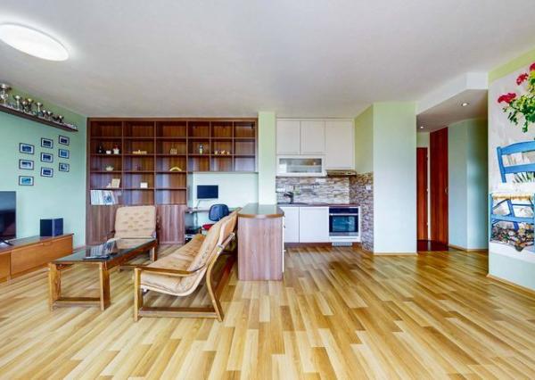 PRIESTRANNÝ 2-IZBOVÝ BYT S VEĽKÝM ZASTREŠENÝM BALKÓNOM – FONČORDA, WOLKEROVA ULICA