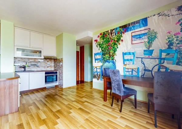 PRIESTRANNÝ 2-IZBOVÝ BYT S VEĽKÝM ZASTREŠENÝM BALKÓNOM – FONČORDA, WOLKEROVA ULICA