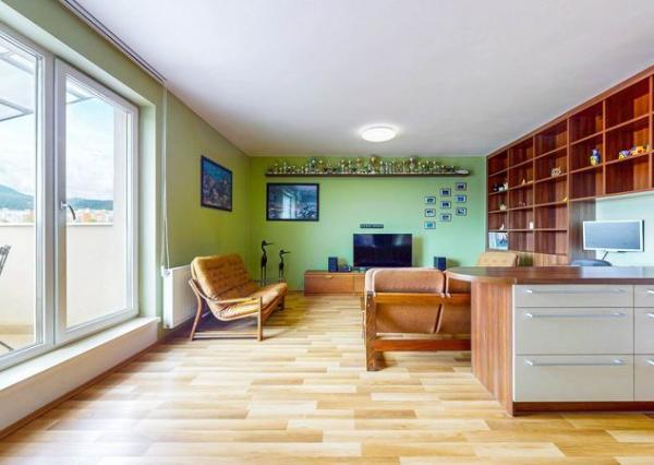 PRIESTRANNÝ 2-IZBOVÝ BYT S VEĽKÝM ZASTREŠENÝM BALKÓNOM – FONČORDA, WOLKEROVA ULICA