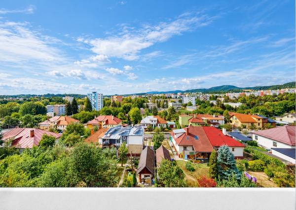 PRIESTRANNÝ 2-IZBOVÝ BYT S VEĽKÝM ZASTREŠENÝM BALKÓNOM – FONČORDA, WOLKEROVA ULICA