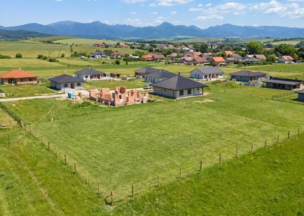 PRIPRAVUJEME: Slnečný rovinatý stavebný pozemok 600 m² | Slovany, okres Martin