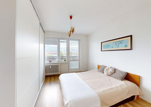Priestranný 2 izbový byt po čiastočnej rekonštrukcii 65 m² | Balkón + loggia, výhľad na Fatru a Martinské hole | Hurbanova, Martin