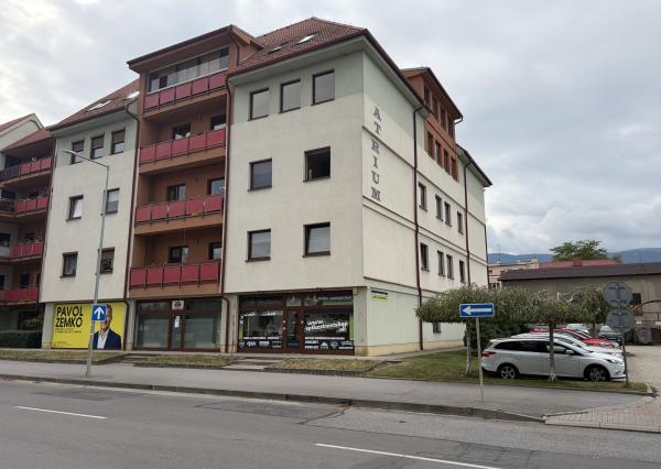 Výborná viditeľnosť, overená adresa - Atrium, 125 m². Otázka je len, či chcete priestor, alebo zabehnutú firmu.