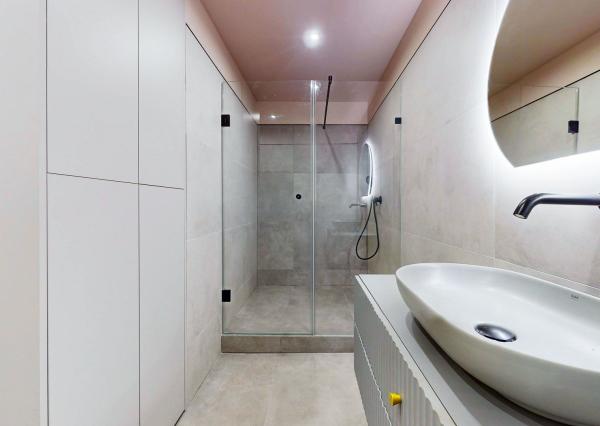 PREDAJ : 4 izbový po kompletnej luxusnej rekonštrukcii so zariadením