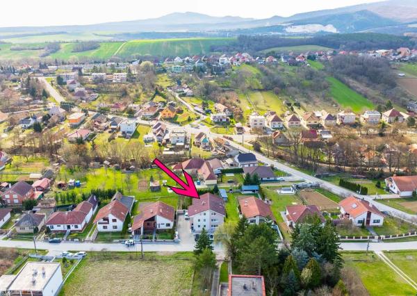 PRENÁJOM : 4-izbový nezariadený byt s terasou a vlastným pozemkom v Prašiciach pri Duchonke