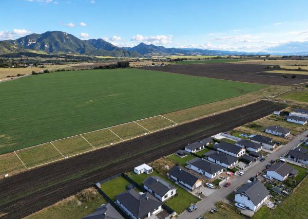 Stavebný pozemok 700 m² | IS, rovinatý terén, okamžitá výstavba | Rakovo, Martin
