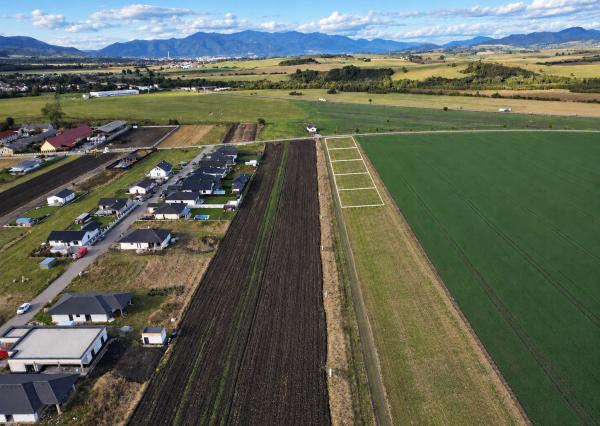 Stavebný pozemok 700 m² | IS, rovinatý terén, okamžitá výstavba | Rakovo, Martin