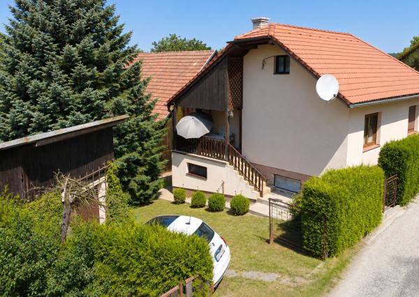 TARGETreal | Na predaj rodinný dom s veľkou záhradou, garážou a hospodárskou budovou v pokojnom prostredí obce Sklené blízko Turčianskych Teplíc