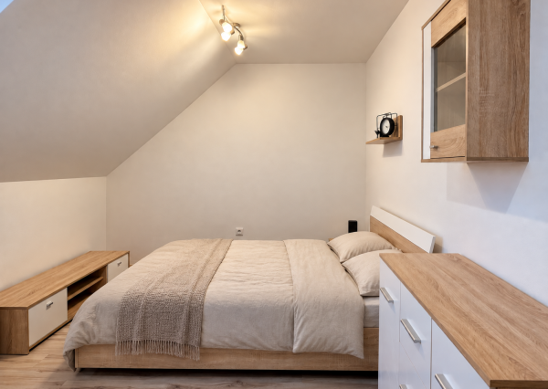 Na prenájom | 2-izbový byt 63 m², komplet zrekonštruovaný, plne zariadený, pešia zóna | Martin Centrum