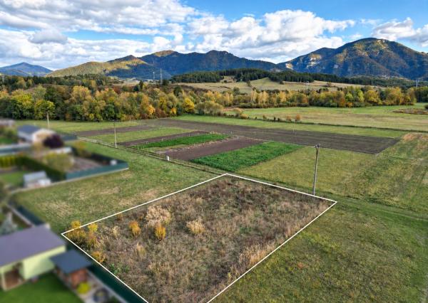 Slnečný stavebný pozemok 829 m², nádherné prostredie, Ďanová