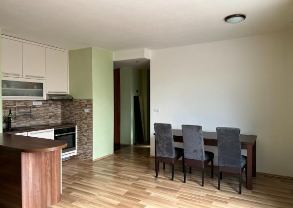 PRIESTRANNÝ 2-IZBOVÝ BYT S VEĽKÝM ZASTREŠENÝM BALKÓNOM V MODERNEJ NADSTAVBE NA WOLKEROVEJ ULICI