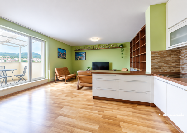 PRIESTRANNÝ 2-IZBOVÝ BYT S VEĽKÝM ZASTREŠENÝM BALKÓNOM V MODERNEJ NADSTAVBE NA WOLKEROVEJ ULICI