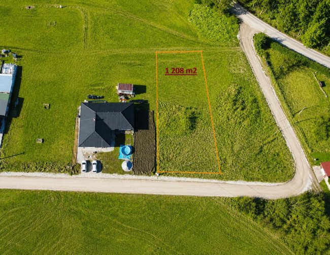 TARGETreal | Slnečný stavebný pozemok 1 208 m² v Mošovciach – pokojné bývanie blízko parku