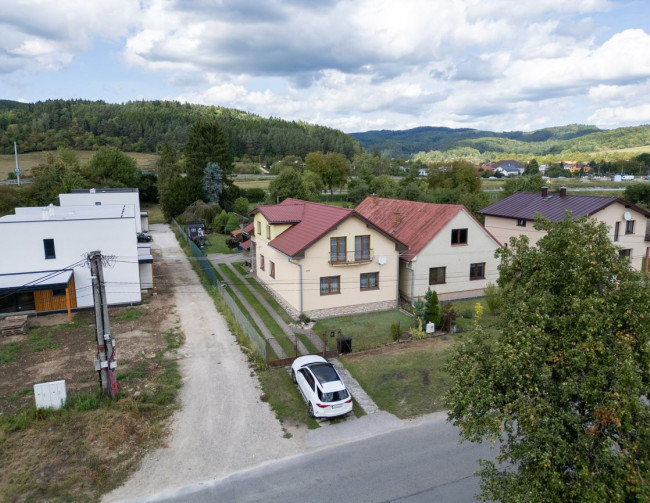 Rezervované - TARGETreal | Na predaj 7-izbový dvojgeneračný rodinný dom v Kotešovej s veľkým pozemkom