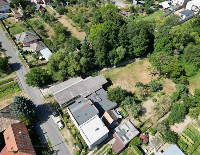 TARGETreal | NA PREDAJ: Prevádzkový areál s halou a rodinným domom na pozemku 1 485 m²