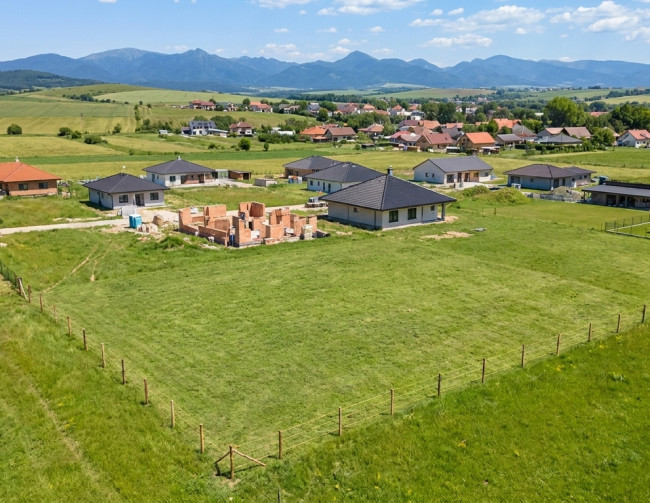 PRIPRAVUJEME: Slnečný rovinatý stavebný pozemok 600 m² | Slovany, okres Martin