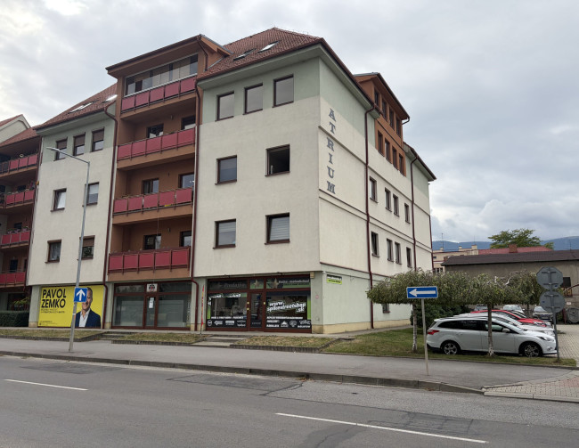 Výborná viditeľnosť, overená adresa - Atrium, 125 m². Otázka je len, či chcete priestor, alebo zabehnutú firmu.