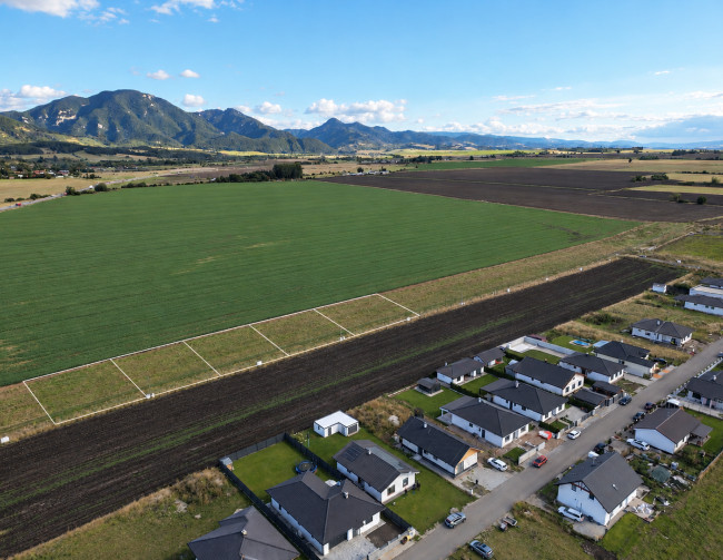 Stavebný pozemok 700 m² | IS, rovinatý terén, okamžitá výstavba | Rakovo, Martin