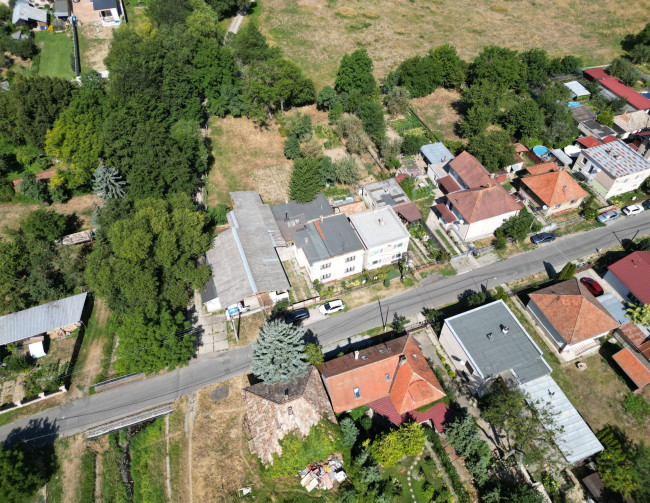 TARGETreal | NA PREDAJ: Rodinný dom s halou na pozemku 1 485 m² - priestor pre bývanie aj podnikanie