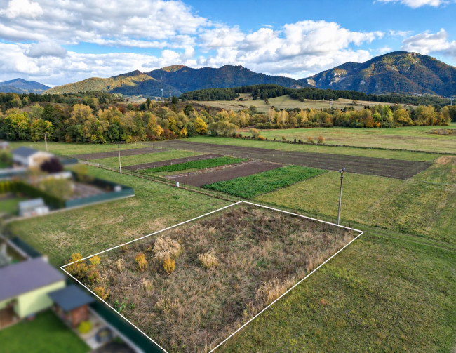 Slnečný stavebný pozemok 829 m², nádherné prostredie, Ďanová